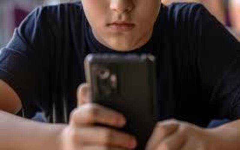 Vício em telas e uso de IA: como a tecnologia molda e vicia o comportamento digital