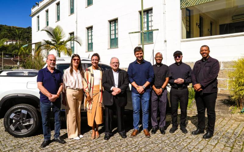 Mitra Diocesana recebe veículo para atender acolhidos da República Nossa Senhora de Lo