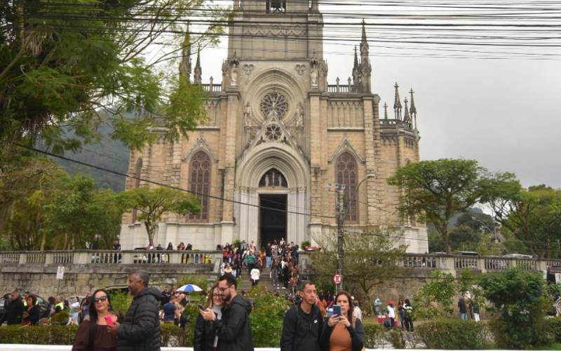 Frio, céu nublado e cidade cheia fazem Petrópolis encantar em qualquer clima