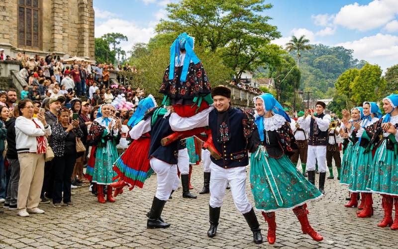 Desfile típico acontece neste domingo (5), último dia da Bauernfest