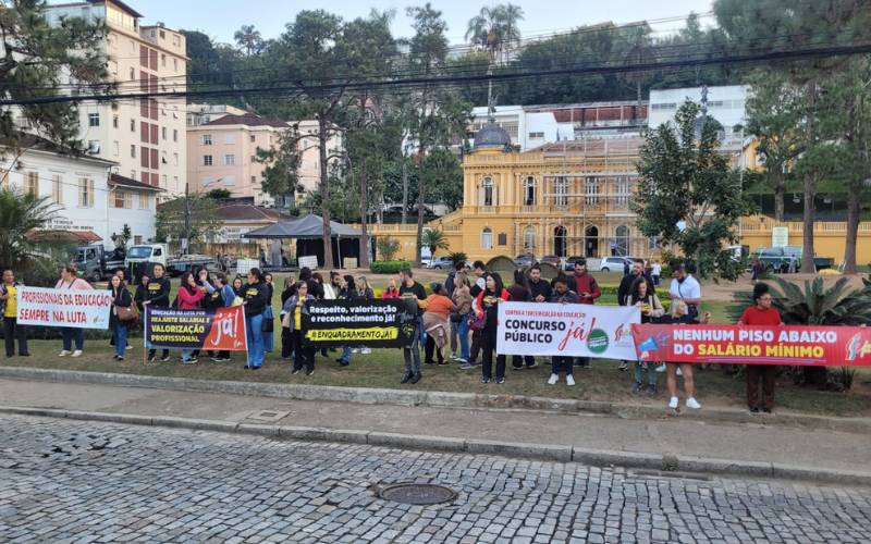 Profissionais da Educação realizam manifestação no Centro de Petrópolis