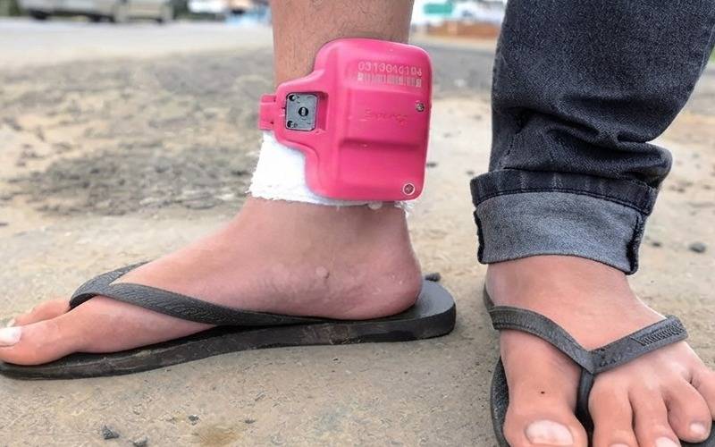 Projeto de lei propõe tornozeleiras eletrônicas na cor rosa para agressores de mulhere