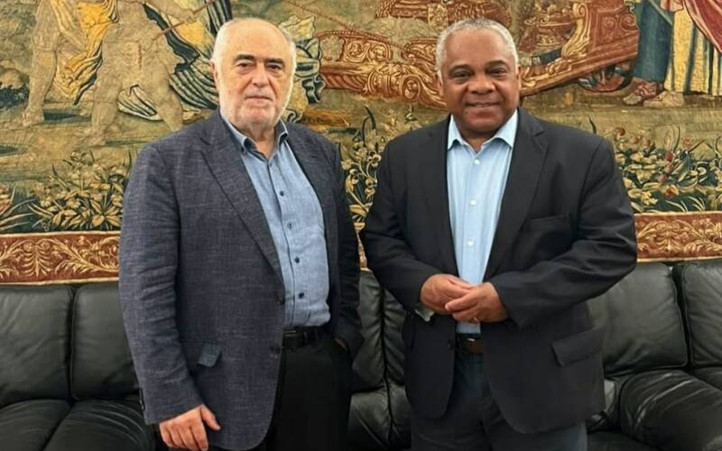  01. Professor Maurício Ferreira Júnior aparece ao lado do Dr. João José Rio Tinto de 