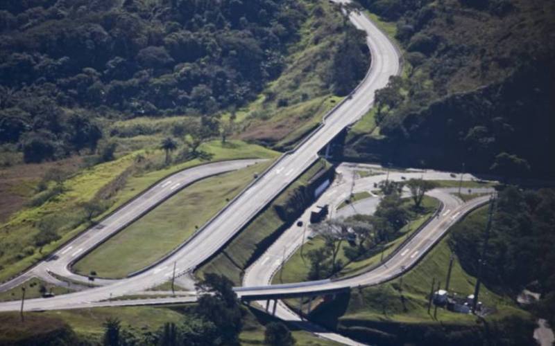 Trânsito tem retenção na Baixada, mas segue normal na subida da Serra de Petrópolis