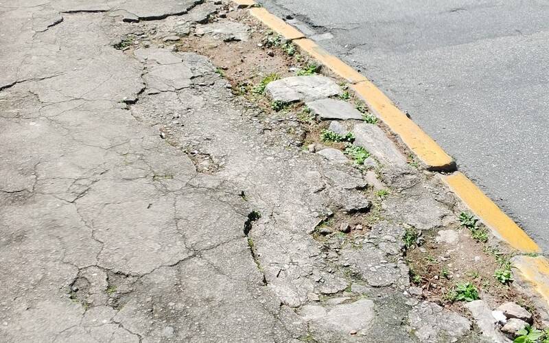 Buracos e rachaduras nas calçadas do Centro