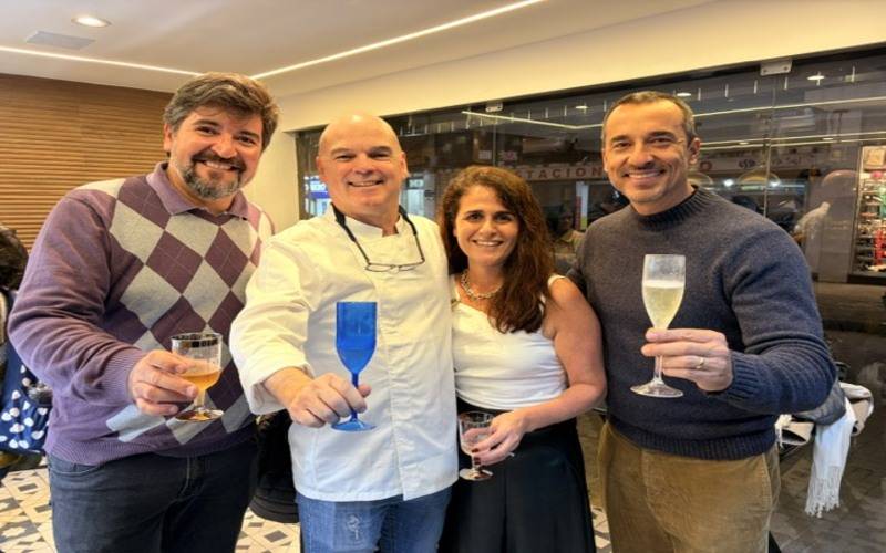 Na foto o arquiteto Leandro Esteves que elaborou o projeto, o proprietário e Gelatier 
