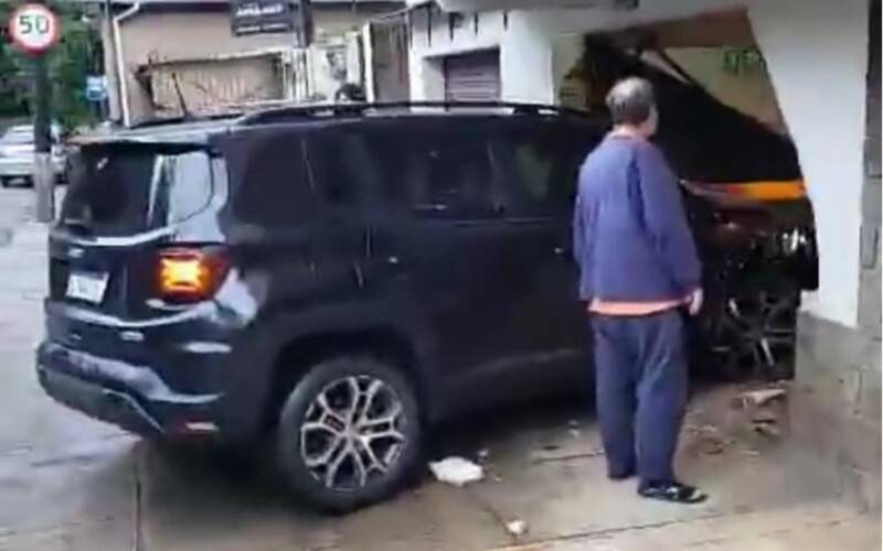 Carro colide com portão de garagem na Avenida Barão do Rio Branco