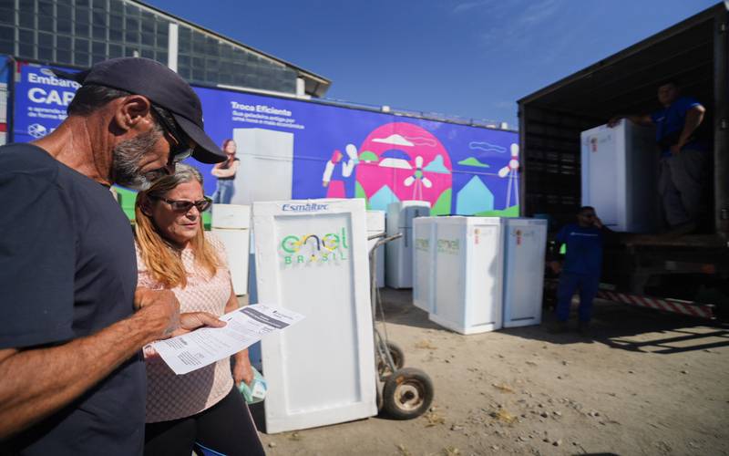 Enel Rio realiza a troca de 50 geladeiras para clientes de Petrópolis