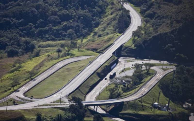 Trânsito é normal na subida da serra de Petrópolis; retenção afeta trecho da BR-040 ru