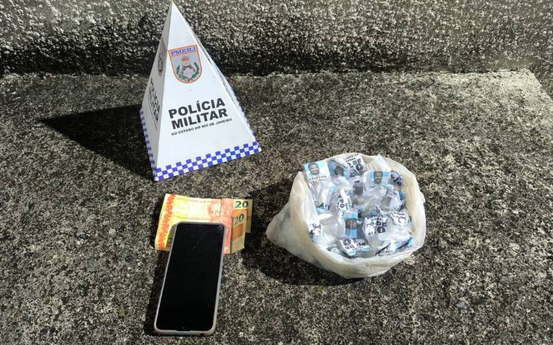 Polícia Militar prende homem e apreende adolescente por tráfico de drogas no Floresta