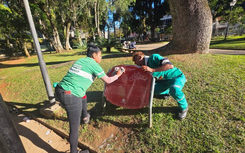 Prefeitura faz a limpeza das placas turísticas e reforça conservação de monumentos his