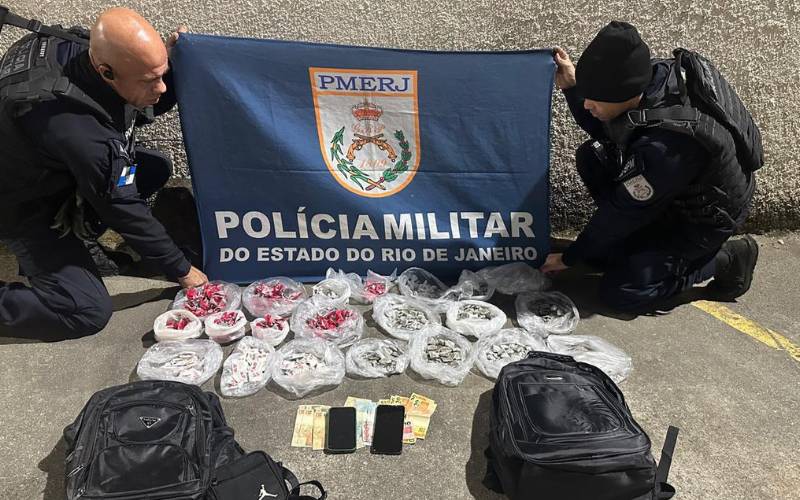 Policiais prendem dois homens por tráfico de drogas na Rua 24 de Maio