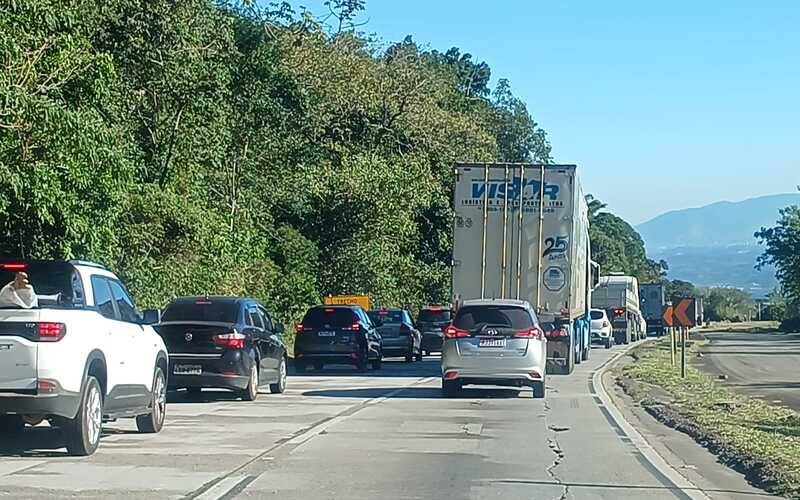 Fluxo intenso provoca retenções na descida da Serra de Petrópolis