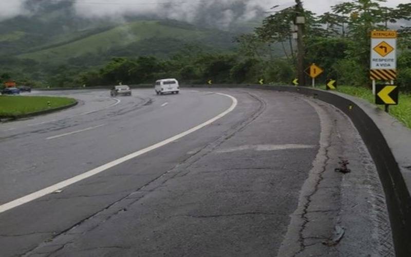 Tombamento de carreta deixa Serra de Petrópolis em meia pista
