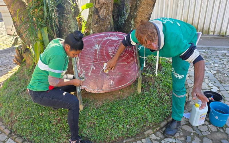 Prefeitura faz a limpeza das placas turísticas e reforça conservação de monumentos his