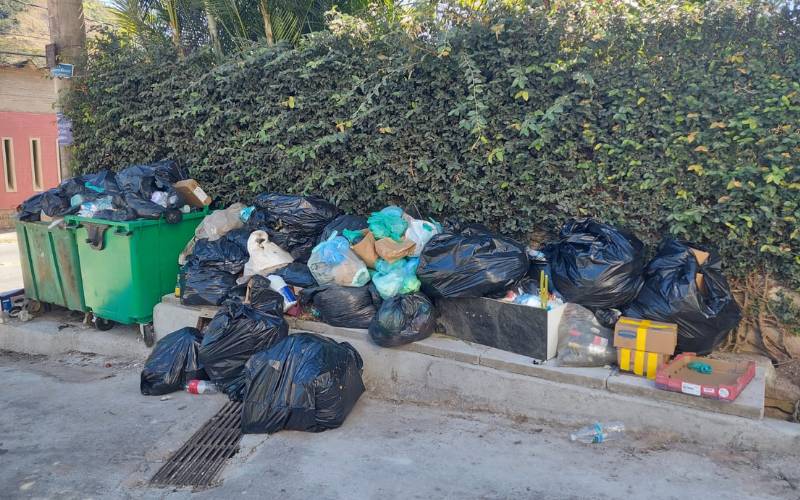 Lixo acumulado na Estrada União e Indústria