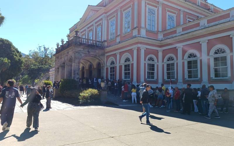Centro Histórico de Petrópolis registra grande movimento de turistas neste sábado (18)