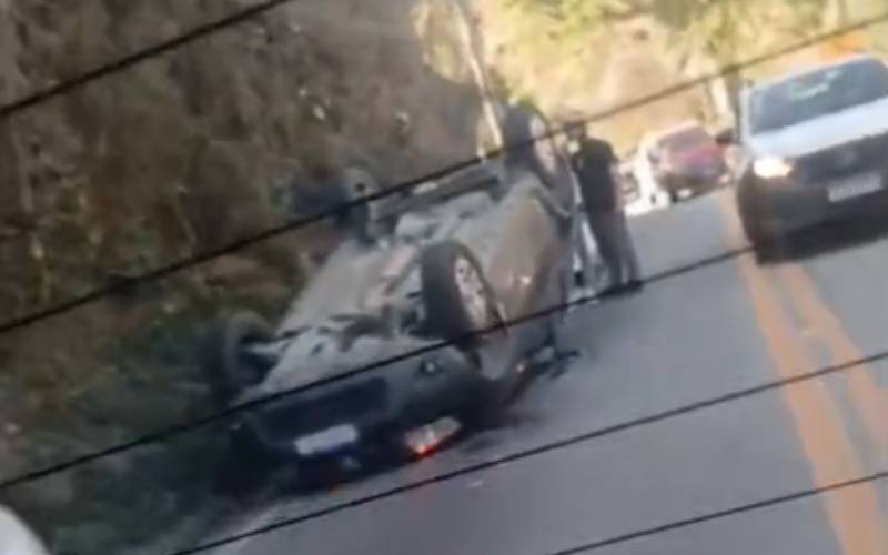 Mulher fica ferida após capotagem no Retiro, em Petrópolis