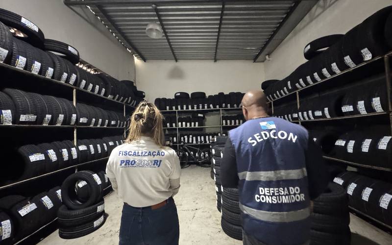Loja de pneus é autuada por armazenamento irregular de produtos automotivos no RJ