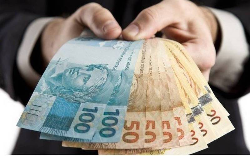 Economia cresce, mas desaceleração acende alerta para comércio, indústria e turismo em
