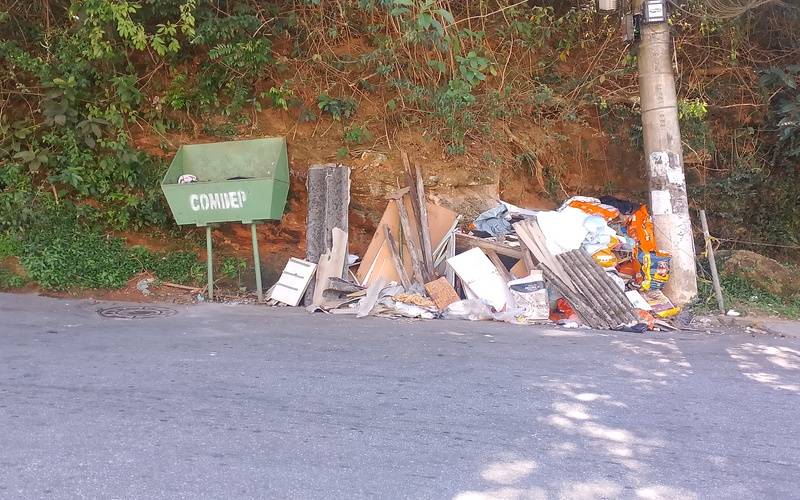 Descarte irregular na Rua 24 de Maio