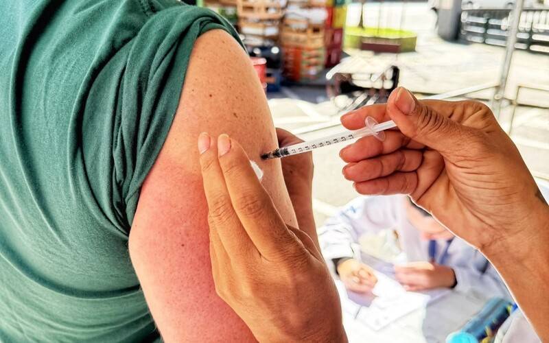 Feirantes e consumidores recebem vacina contra a gripe em ação no Centro de Petrópolis