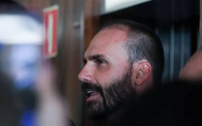 PF conclui processo e aponta abandono de cargo por Eduardo Bolsonaro