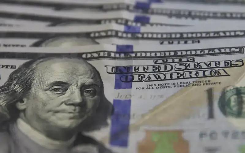 Dólar cai ao menor valor desde junho com alta do petróleo