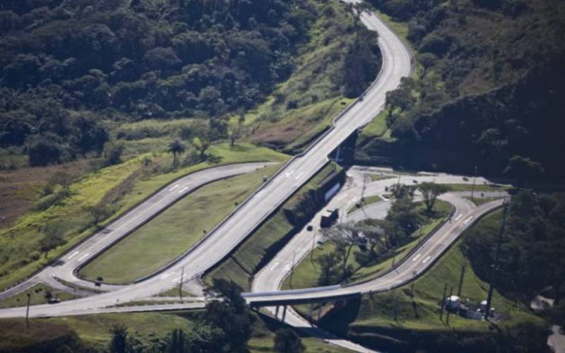 Veículo pega fogo na BR-040 e provoca retenção na Baixada Fluminense; Serra de Petrópo