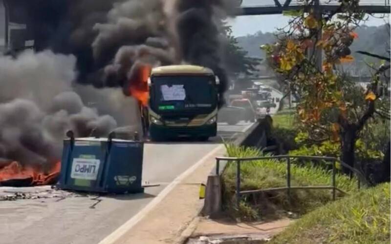 Vias da BR-040 são liberadas após manifestação com ônibus incendiados em Duque de Caxi