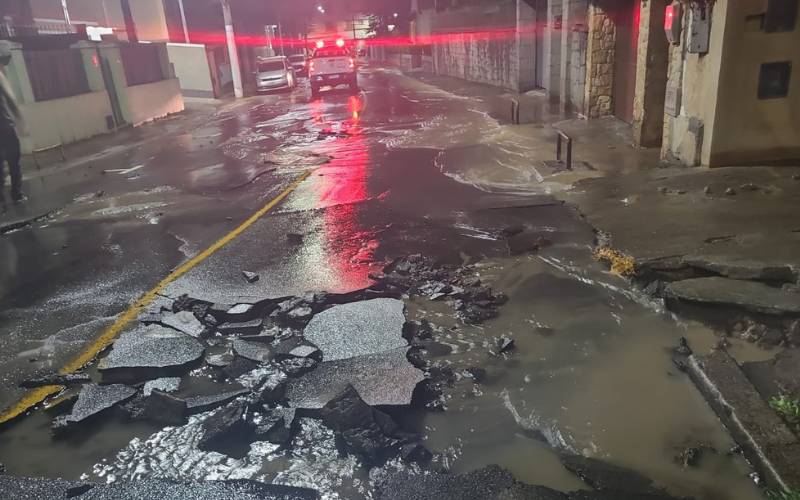 Rompimento de tubulação interdita Rua Gonçalves Dias, no Valparaíso