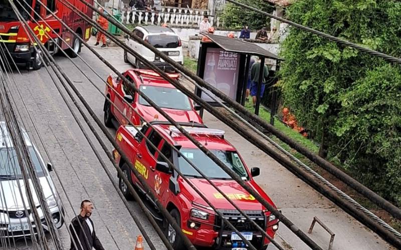 Carro cai em rio na Rua Mosela, em Petrópolis
