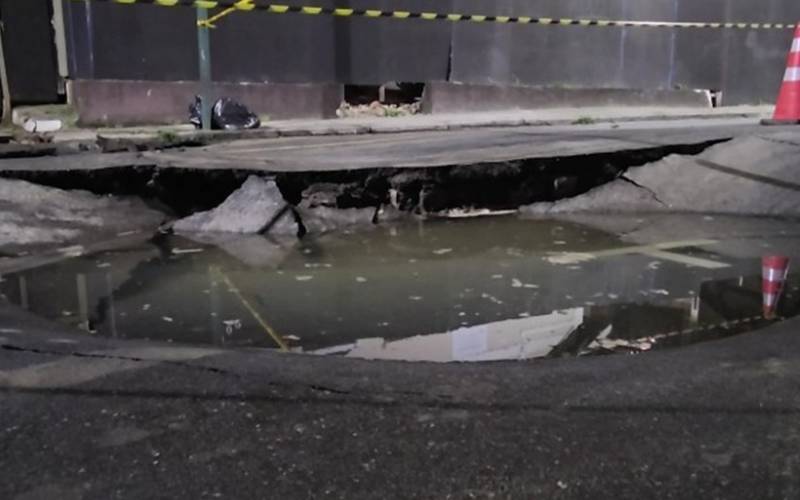 Rua Gonçalves Dias opera em meia pista após rompimento de adutora; abastecimento segue