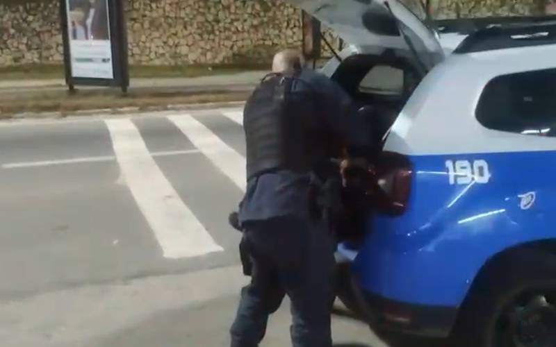 PM prende suspeito de feminicídio minutos após o crime em Corrêas
