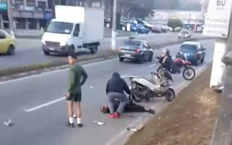Motociclista fica gravemente ferido após colisão contra poste em Itaipava