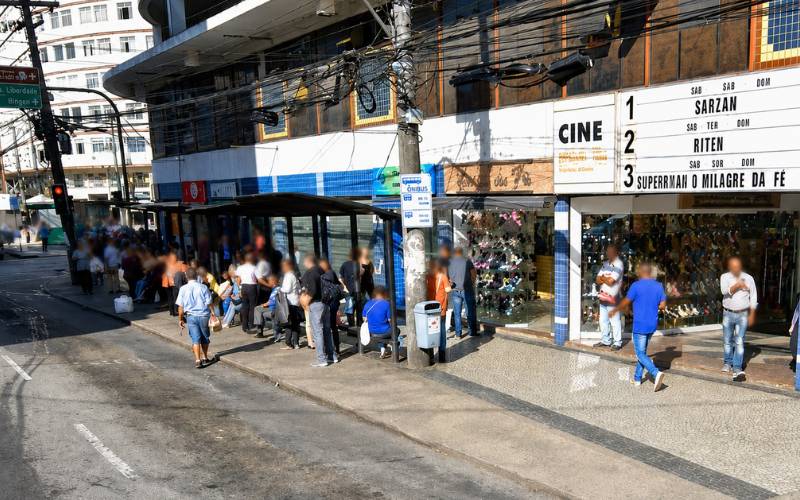 Homem usa pistola para quebrar vitrine e furtar joalheria no Centro