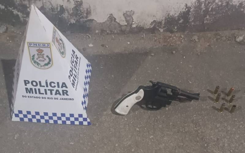 PM apreende arma e motocicleta com suspeita de clonagem em Magé; quatro pessoas são le