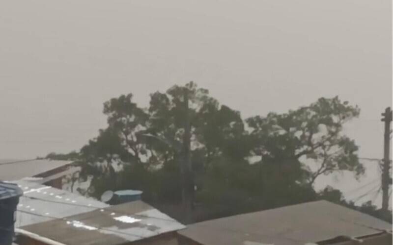 Ventania atinge diferentes regiões de Petrópolis; Defesa Civil mantém alerta