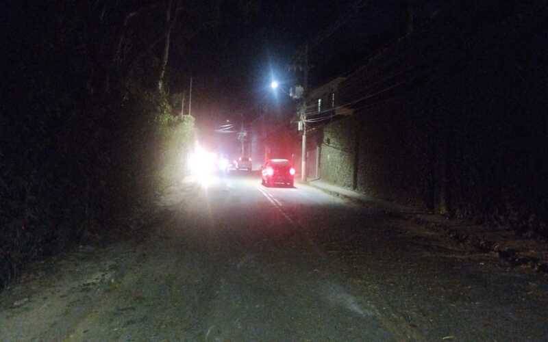 Entrada do Carangola é liberada após desobstrução da via durante ventania em Petrópoli