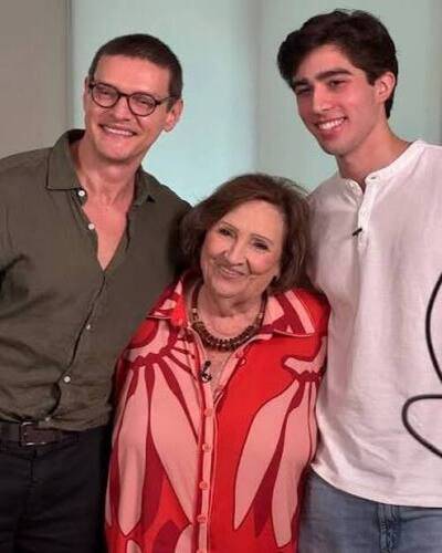  02. Pierre Baitelli e João Pedro Chaseliov com Dona Déa Lúcia, mãe de Paulo Gustavo (