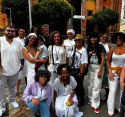 Guilherme Freitas e Carol Guerra, ao lado de integrantes da comitiva petropolitana.