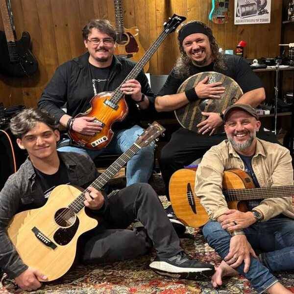 FOTO 3  Bicho Ruço: Bruno Coutinho (voz, violão e gaita), Arthur Rocha (guitarra e vo