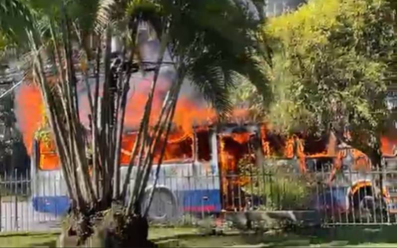 Prefeitura divulga informações sobre incêndio de ônibus no Centro de Petrópolis