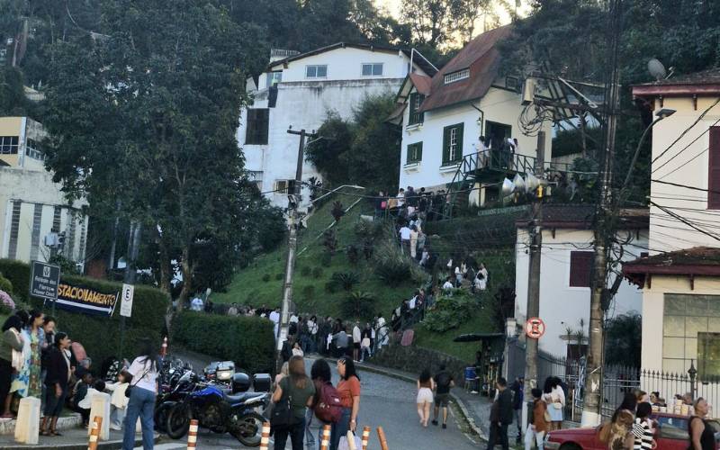Casa de Santos Dumont registra filas em fim de semana de grande movimento turístico em