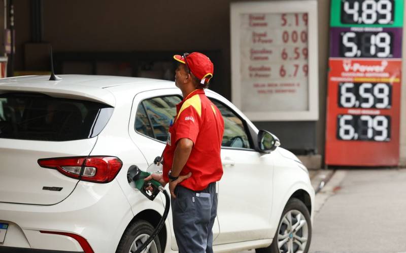 Aumento de etanol na gasolina divide opiniões sobre impacto em carros