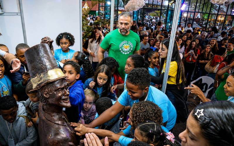 Pequena Tribo participa da desmontagem da escultura gigante de chocolate no encerramen