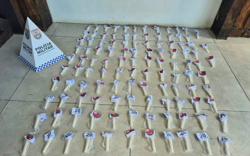 PM apreende mais de 100 cápsulas de cocaína escondidas em área de mata em comunidade d
