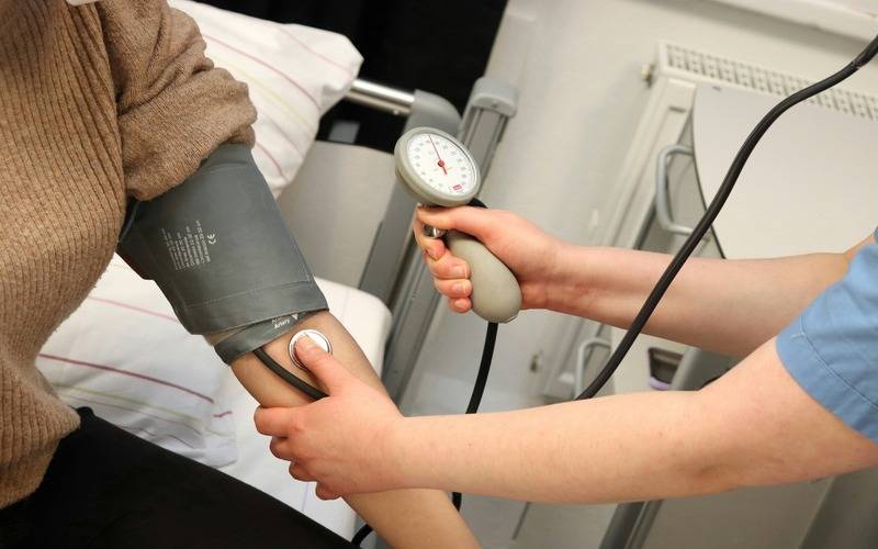 Projeto quer levar medição gratuita da pressão a comércios; cardiologista explica por 