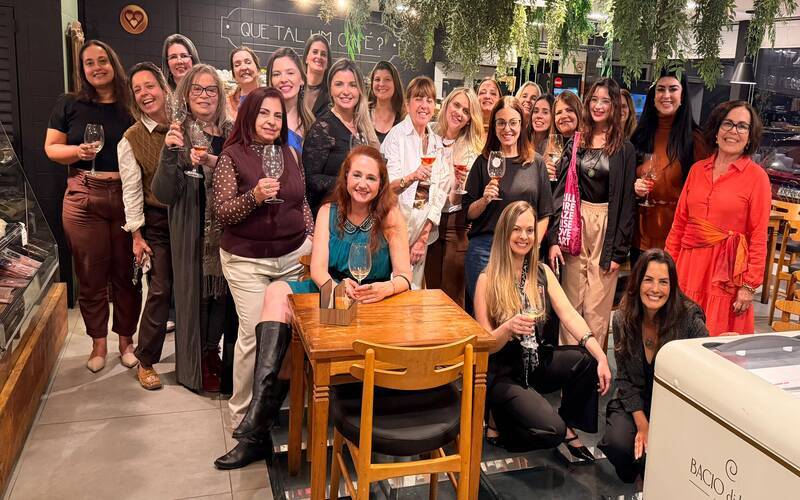 2. Sílvia Vogel com participantes do 