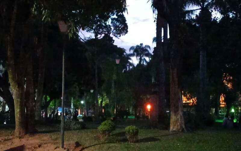 Breu no Bosque Imperial: Praça do CENIP com problemas na iluminação pública